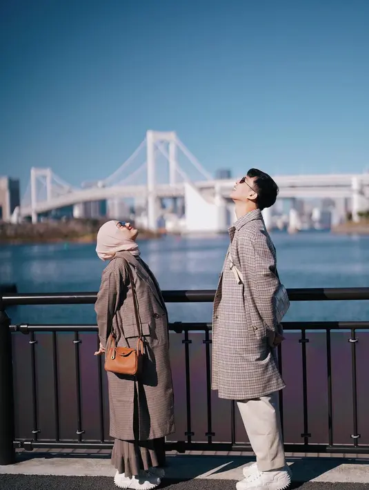 Penggunaan coat bisa menghadirkan gaya stylish yang menjanjikan. Kamu juga bisa memilih warna coat yang unversal sehingga bisa dipakai oleh laki-laki dan perempuan. [Foto: Instagram/ DindaHw].