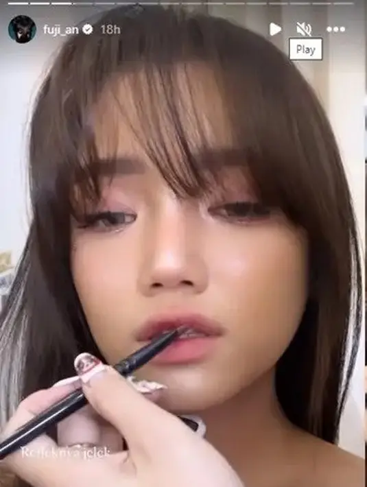 Kini photoshoot jadi salah satu kegiatan yang sering ia lakukan. Kali ini Fuji mengusung sesuatu yang berbeda. [Instagram/fuji_an]