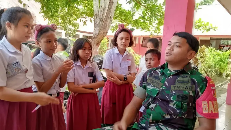 Praka Febrin Wijaya saat memberi pembekalan bagi siswa SD Inpres Rumengkor, Kecamatan Tombulu, Kabupaten Minahasa, Sulut.