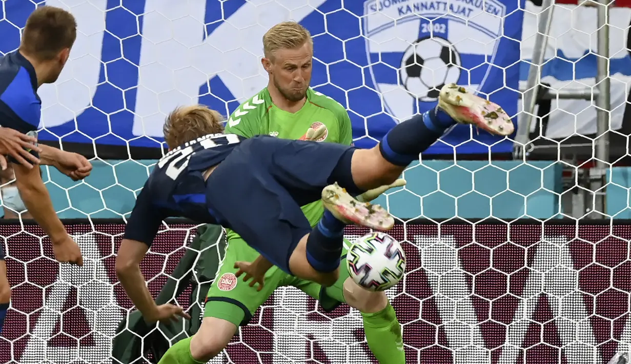 Kasper Schmeichel. Kiper Timnas Denmark berusia 34 tahun ini tampil saat kalah 0-1 dari Finlandia, 12 Juni 2021. Pada Euro 2012 ia tidak bermain karena hanya jadi cadangan Stephan Andersen. Di Euro 2016, Denmark tidak lolos ke putaran final. (Foto: AP/Pool/Stuart Franklin)