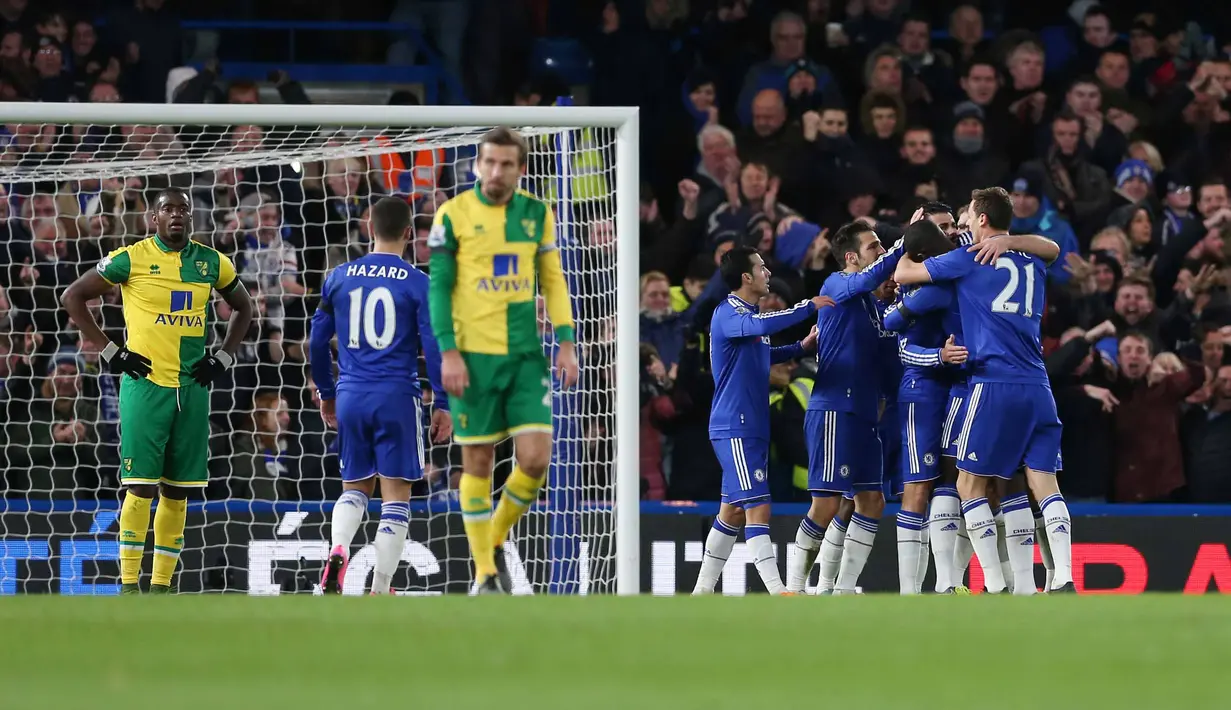  Para pemain Chelsea merayakan gol Diego Costa ke gawang Norwich pada lanjutan Liga Premier Inggris di Stamford Bridge, London, Sabtu (21/11/2015). (Reuters/Matthew Childs)