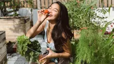 Eriska Nakesya tetap kece meskipun outfit yang dikenakan simple. (FOTO: instagram.com/eriskanakesya/)