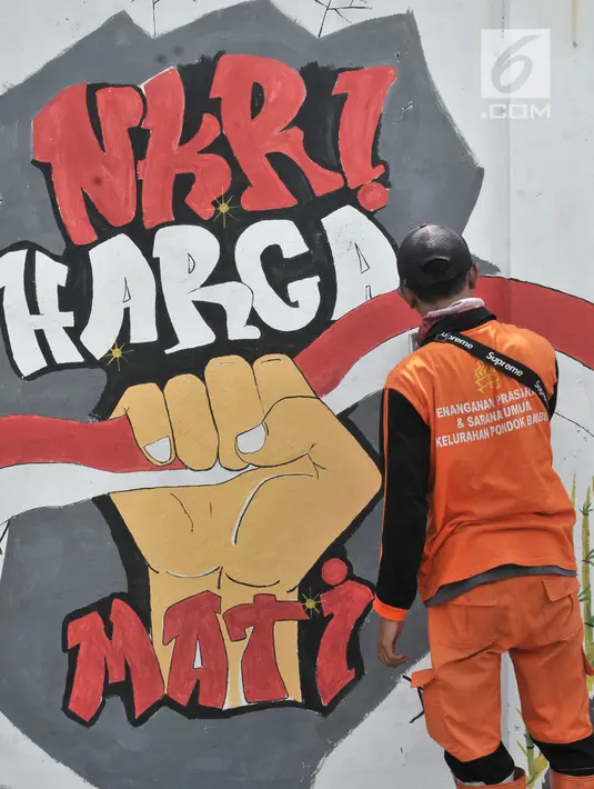 Petugas PPSU Kelurahan Pondok Bambu menyelesaikan pembuatan mural bertemakan 'Kemerdekaan Indonesia' di Jalan Kolonel Sugiono, Jakarta, Selasa (13/8/2019). Mural dalam rangka menyambut Hari Kemerdekaan pada 17 Agustus itu sekaligus mempercantik jalanan Ibu Kota. (merdeka.com/Iqbal S Nugroho)