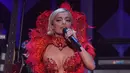 Penyanyi AS, Bebe Rexha saat tampil di panggung selama pertunjukan Z100 iHeartRadio Jingle Ball di Madison Square Garden di New York City (7/12). Bebe Rexha tampil seksi berbusana serba merah di panggung tersebut. (AFP Photo/Angela Weiss)