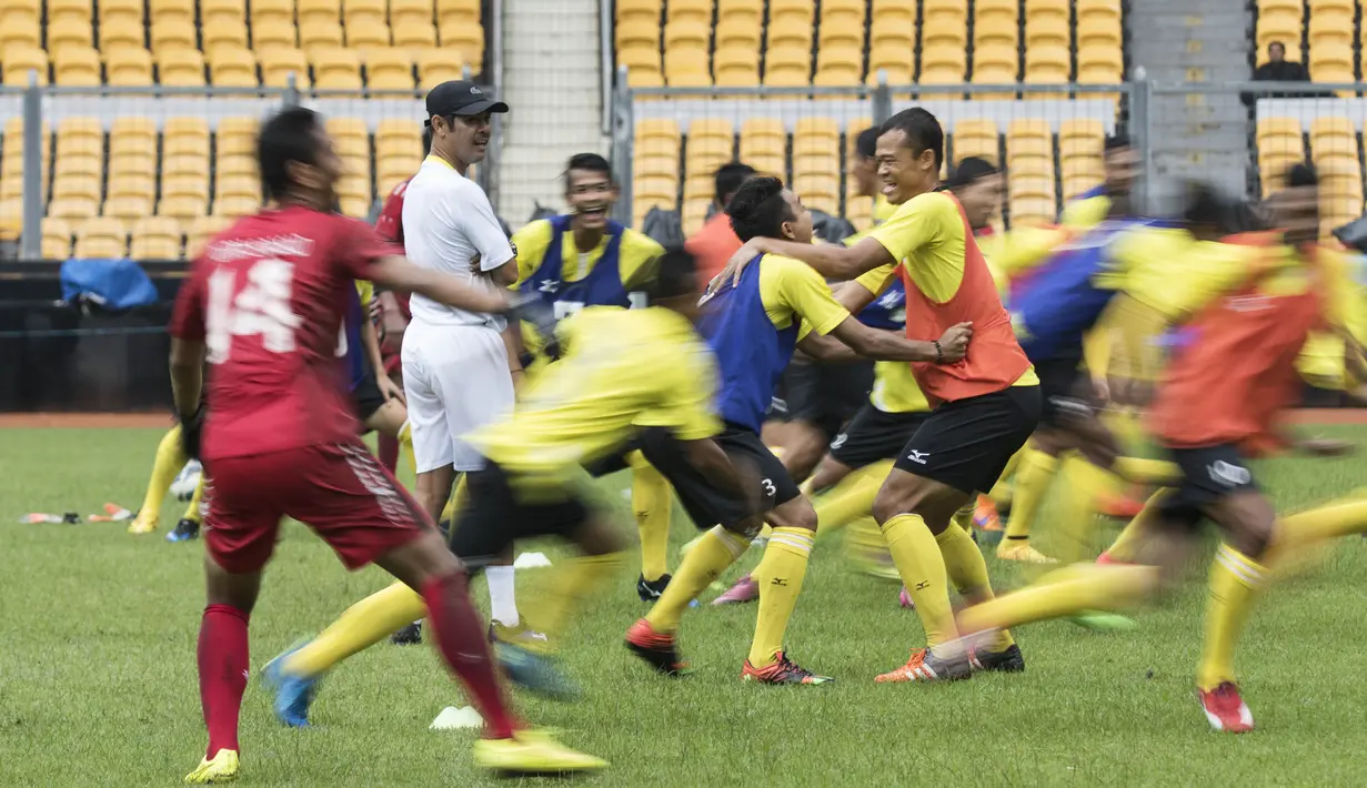 Pelatih Semen Padang, Nilmaizar, memimpin latihan anak asuhnya jelang laga final Piala Jenderal Sudirman melawan Mitra Kukar di Stadion Gelora Bung Karno, Jakarta, Sabtu (23/1/2016). (Bola.com/Vitalis Yogi Trisna) 