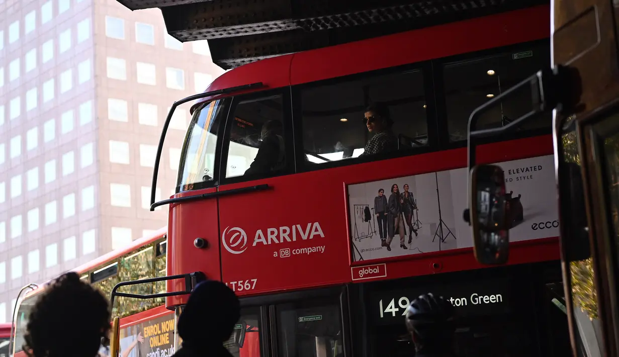 Seorang komuter duduk di dek atas bus, dekat London Bridge di London, Inggris, Selasa (15/9/2020). Tingkat pengangguran di Inggris mengalami kenaikan untuk pertama kalinya sejak penerapan karantina wilayah (lockdown) pada Maret, data resmi menunjukkan pada Selasa (15/9). (JUSTIN TALLIS/AFP)