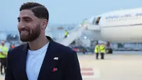 Alireza Jahanbakhsh dari Timnas Iran tersenyum saat tiba bersama rekan-rekan setimnya untuk turnamen Piala Dunia 2026 di Tijuana, Meksiko, Minggu, 7 Juni 2026. Jahanbakhsh mengenakan pin 168. (AP Photo/Gregory Bull)