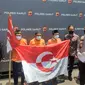 S, UJ, dan JK, tiga jenderal anggota Negara Islam Indonesia (NII), yang sempat viral setelah menyebarluaskan propaganda pendeklarasian NII, tengah menunjukan bendera yang mereka bawa saat deklarasi NII September tahun lalu. (Liputan6.com/Jayadi Supriadin)