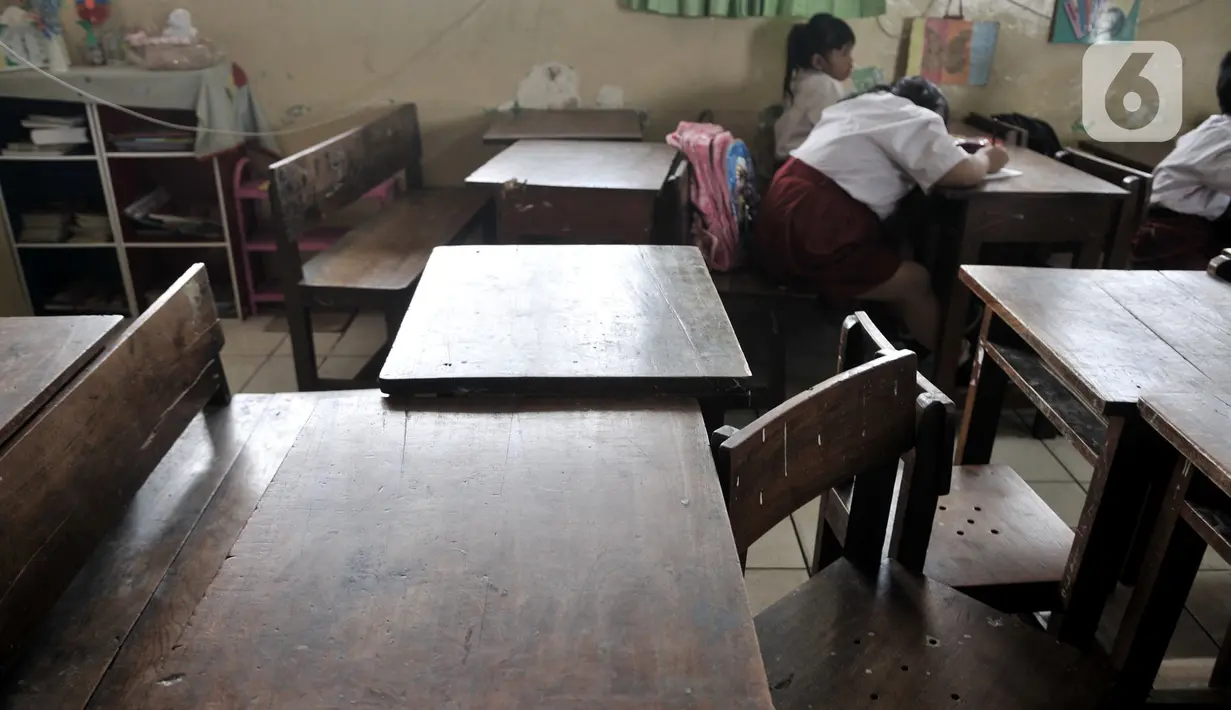 Deretan bangku kosong akibat banyak siswa tidak masuk sekolah di SDN Bukit Duri 11, Jakarta, Senin (6/1/2020). Banjir menyebabkan sekitar 50 persen siswa SDN Bukit Duri 11 tidak masuk sekolah karena mayoritas tinggal di kawasan Kampung Melayu dan Kampung Pulo. (merdeka.com/Iqbal S. Nugroho)