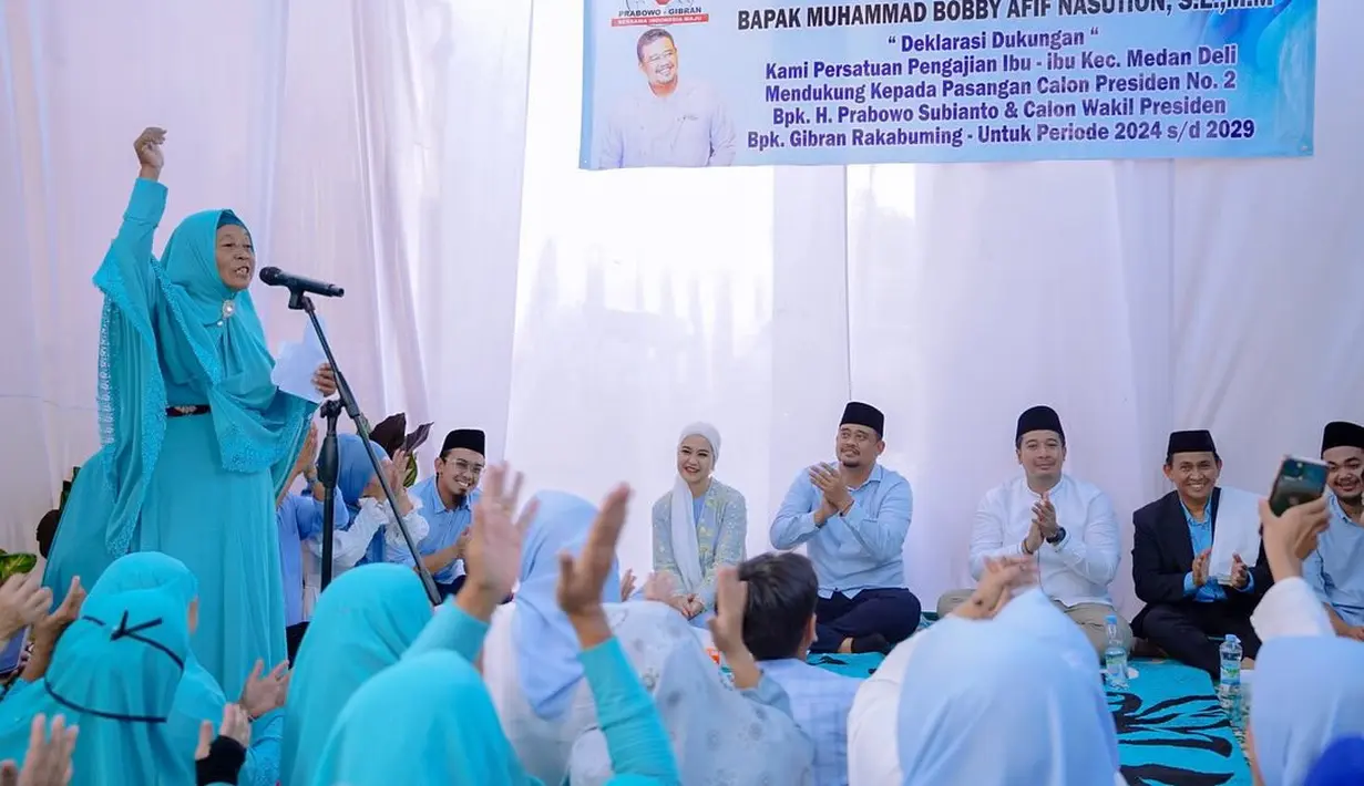 Terbaru, Kahiyang Ayu terlihat percaya diri dengan gaya feminin yang santun bernuansa biru muda. [@bobbynst]