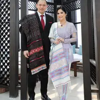 Outfit kondangan Annisa Pohan tampilkan kesan yang elegan. Memadukan kebaya kutubaru modifikasi dengan kain songket lilac yang manis [@agusyudhoyono]
