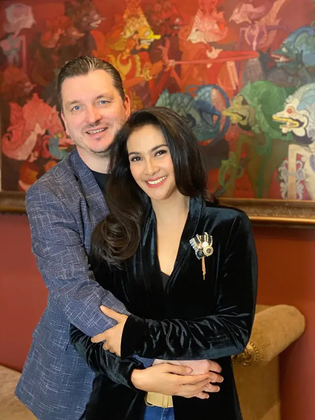 18 Tahun Bersama, Ini 6 Momen Mesra Maudy Koesnaedi dan Suami Bule