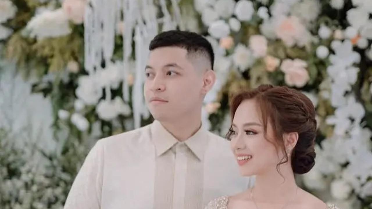 6 Pesona Putri Willy Dozan dan Betharia Sonata saat Tunangan, Sederhana Kenakan Kebaya Coklat