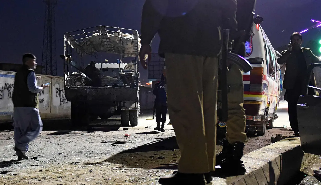 Aparat kepolisian dan militer berjaga di lokasi serangan bom bunuh diri di Quetta, Balochistan, Pakistan, Selasa (9/1). Lokasi serangan ini berada tak jauh dari kantor pemerintahan setempat. (Liputan6.com/Banaras Khan)