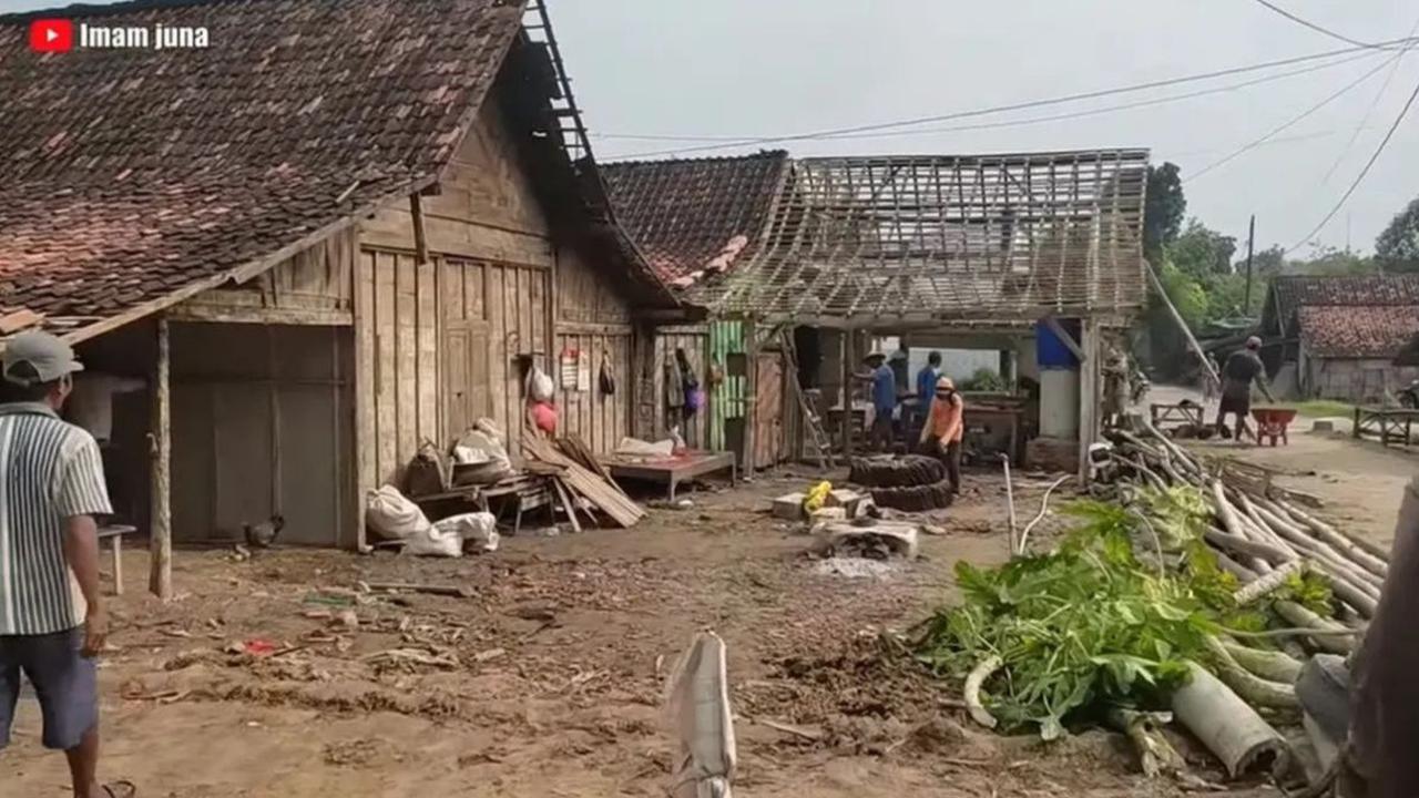 Dari luar, dapat dilihat bahwa hunian yang dimiliki oleh keluarga Arhan memiliki dimensi yang besar dan luas, terbagi menjadi dua struktur.