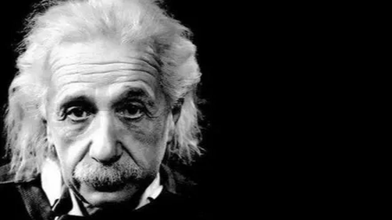 Kemudian, saat Einstein selesai dan sampai kamar hotelnya di Imperial Hotel, datanglah seorang kurir mengetuk pintu kamarnya.