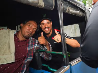 Franco Morbidelli tersenyum bersama pengemudi bajaj sembari menikmati sambutan hangat dari masyarakat Jakarta pada Selasa, (30/09/2025). (Dok.Pertamina Lubricants)