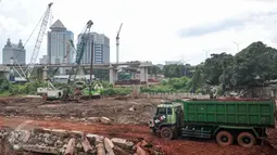 Suasana pembangunan jalan Tol Depok-Antasari (Desari) di Jalan TB Simatupang, Jakarta, Kamis (13/10). Jalan Tol sepanjang 21 km ini diprediksi akan rampung pada 2018 mendatang. (Liputan6.com/Yoppy Renato)