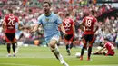 Selebrasi gelandang Manchester City, Bernardo Silva setelah mencetak gol penyeimbang 1-1 ke gawang Manchester United pada laga Community Shield 2024 di Wembley Stadium, London, Sabtu (10/8/2024). (AP Photo/David Cliff)