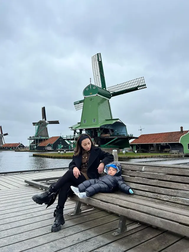 Nikita Willy bersama Baby Izz di Amsterdam (Instagram/nikitawillyofficial94)