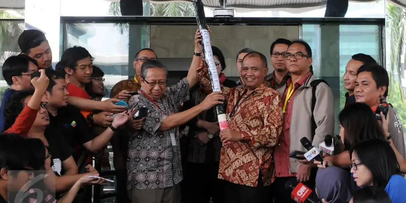 20160219-KPK Dapat Hadiah Pensil Raksasa dari Rektor dan Sejumlah Guru Besar-Jakarta