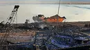 Sebuah kapal besar yang hancur setelah ledakan besar di pelabuhan Kota Beirut, Lebanon (5/8/2020). Dua ledakan besar melanda pelabuhan Beirut, menewaskan sedikitnya 78 orang dan ribuan luka-luka. (AFP Photo/Anwar Amro)