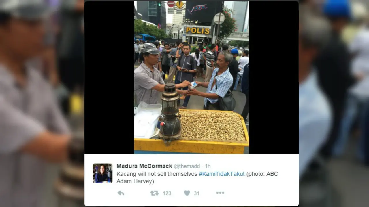 Jakarta Mencekam, Pedagang Laku Keras-02