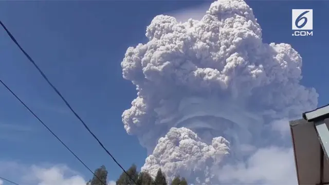 Gunung api Sinabung, Tanah Karo, Sumatera Urara, kembali erupsi dengan mengeluarkan awan panas serta debu material.