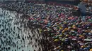Kepadatan terjadi di pantai Macumba, di zona barat Rio de Janeiro, pada 24 September 2023. (Tercio Teixeira/AFP)