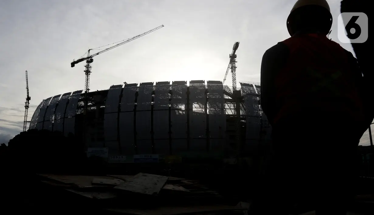 Aktivitas pekerja di area pembangunan Jakarta International Stadium (JIS), Selasa (9/11/2021). Hingga minggu ke-114, progres pembangunan Jakarta International Stadium telah mencapai 81,60 persen dan ditarget selesai pada Desember 2021. (Liputan6.com/Helmi Fithriansyah)