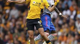 Penyerang Wolverhampton Wanderers Raul Jimenez (kiri) berebut bola dnegan gelandang Manchester United (MU) Fred pada match day ketiga Liga Inggris di Stadion Molineux, Minggu (29/8/2021). MU menang tipis 1-0 lewat gol Mason Greenwood. (Nick Potts/PA via AP)