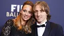 Gelandang Real Madrid, Luka Modric, didampingi sang istri Vanja Bosnic foto bersama saat acara FIFA Ballon d'Or 2015 di Zurich, Swiss, Senin (11/1/2016). (Reuters/Arnd Wiegmann)