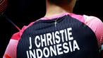 Tunggal putra Indonesia, Jonatan Christie, memakai kalung saat melawan Chico Aura Dwi Wardoyo pada partai final tunggal putra Indonesia Masters 2023 di Istora Gelora Bung Karno, Senayan, Jakarta, Minggu (29/1/2023). Jojo sukses mengunci gelar juara setelah menaklukkan Chico dua game langsung dengan skor 21-15, 21-13. (Bola.com/M Iqbal Ichsan)