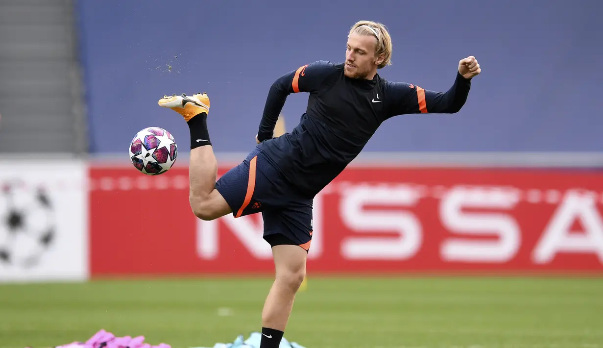 Gelandang RB Leipzig, Emil Forsberg mengontrol bola saat mengikuti sesi latihan di stadion Luz di Lisbon (17/8/2020). Leipzig akan bertanding melawan PSG pada semifinal Liga Champions. (David Ramos/Pool via AP)