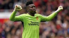Selebrasi Andre Onana saat Manchester United (MU) menghadapi RC Lens pada laga uji coba di Old Trafford, Sabtu (5/8/2023) malam WIB. (Nick Potts/PA via AP)