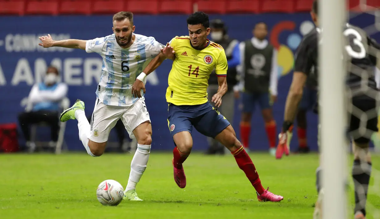 Penyerang timnas Kolombia, Luis Diaz (kanan) berebut bola dengan bek Argentina, German Pezzella pada laga semifinal Copa America 2021 di Estadio Nacional Brasilia, Rabu (7/7/2021).  Argentina lolos ke final usai menang 3-2 atas Kolombia lewat adu penalti. (AP Photo/Eraldo Peres)