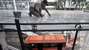 Pekerja menyelesaikan renovasi bagian atap di Terminal Manggarai, Jakarta, Selasa (4/9). Dinas Perhubungan DKI mulai merenovasi sarana dan prasarana di Terminal Manggarai setelah berbulan-bulan rusak dan terbengkalai. (Merdeka.com/Iqbal S Nugroho)