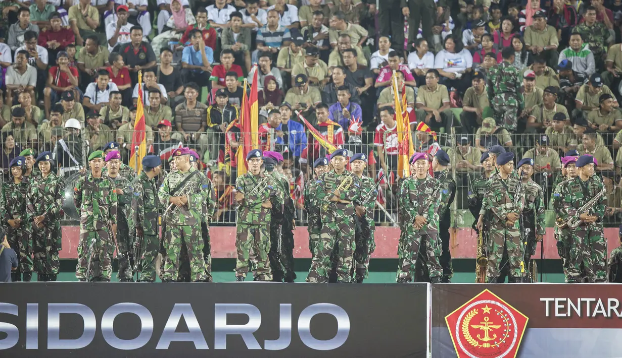 Meskipun hanya tim amatir namun para tentara itu tetap mendukung tim PS TNI pada laga Piala Jenderal Sudirman melawan Pusamania Borneo FC di Stadion Gelora Delta Sidoarjo, Jawa Timur, Rabu (18/11/2015). (Bola.com/Vitalis Yogi Trisna)