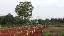 Foto aerial lokasi makam jenazah terduga terinfeksi COVID-19 di TPU Pondok Ranggon, Jakarta, Jumat (8/5/2020). Lahan khusus pemakaman korban COVID-19 yang berlokasi di blok AA-1 sudah penuh sehingga pemakaman jenazah baru dilakukan di lahan sekitar BLAD 115. (Liputan6.com/Helmi Fithriansyah)