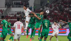 Pemain Timnas Indonesia, Rizki Ridho (kiri) berduel udara dengan pemain Arab Saudi, Saud Abdulhamid dan Faisal Al-Ghamdi pada laga lanjutan putaran ketiga Grup C Kualifikasi Piala Dunia 2026 di Stadion Utama Gelora Bung Karno (SUGBK), Senayan, Jakarta, Selasa (19/11/2024). (Bola.com/Abdul Aziz)
