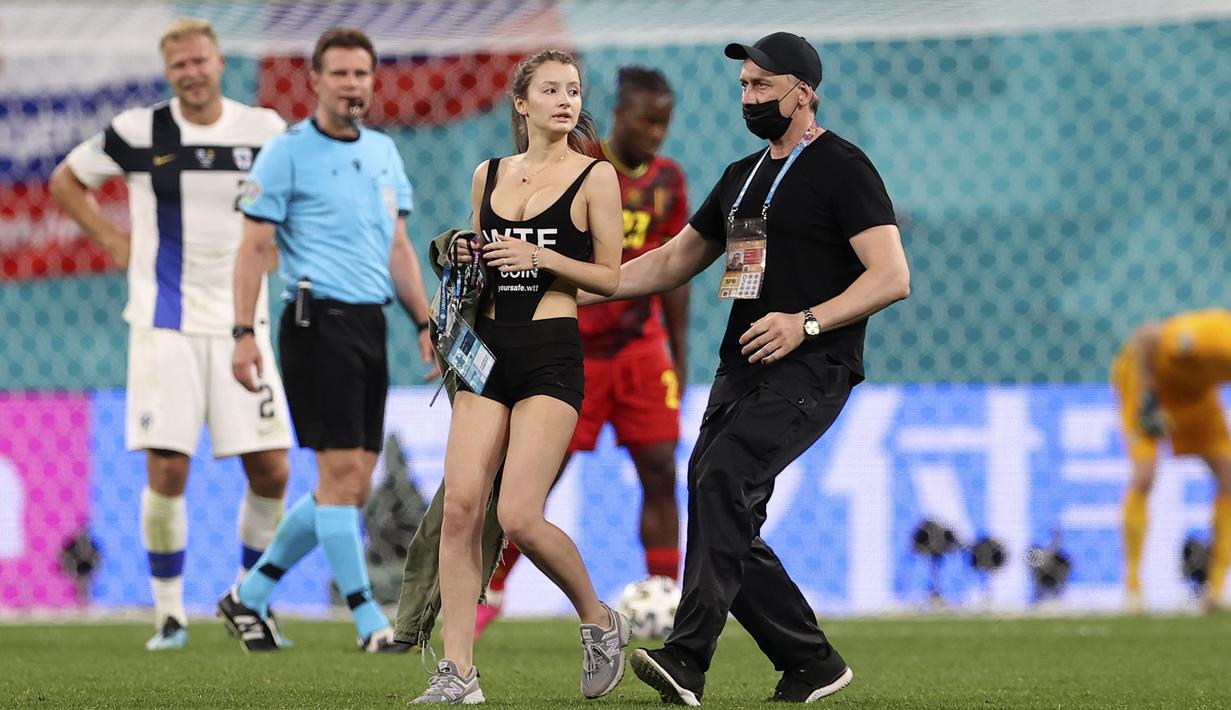 Menjelang akhir pertandingan antara Finlandia melawan Belgia pada Selasa (22/06/2021) dini hari WIB, ada suporter cantik nan seksi yang mengenakan baju serba hitam berlari ke tengah lapangan. (Foto: AP/Pool/Lars Baron)