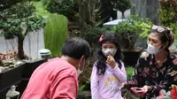 Soerya Respationo, mengisi hari tenang dengan berkebun dan ngobrol dengan keluarga. (foto:Liputan6.com/ajang nurdin)