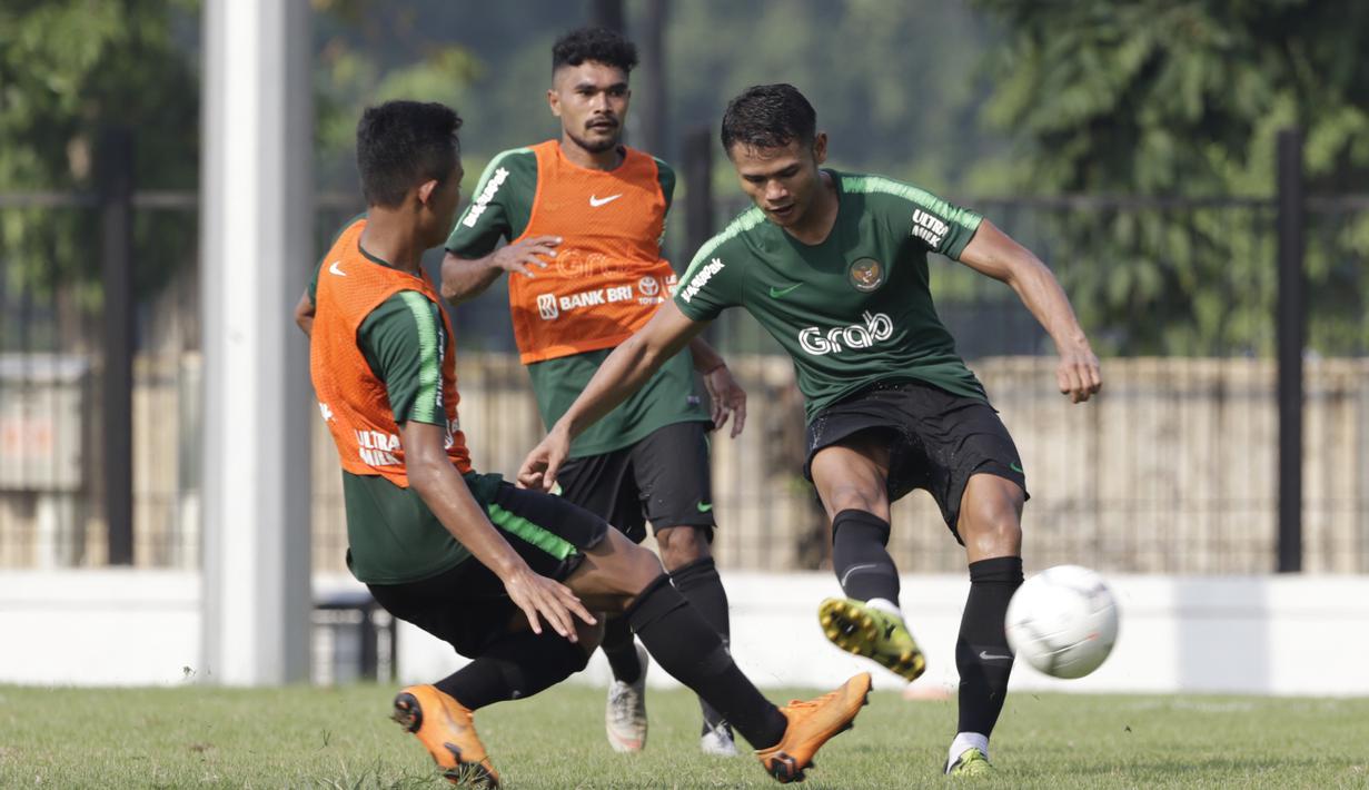 Pemain Timnas Indonesia U-22, Dimas Drajad, melepaskan tendangan saat latihan di Lapangan ABC Senayan, Jakarta, Senin (7/1). Latihan ini merupakan persiapan jelang Piala AFF U-22. (Bola.com/Vitalis Yogi Trisna)