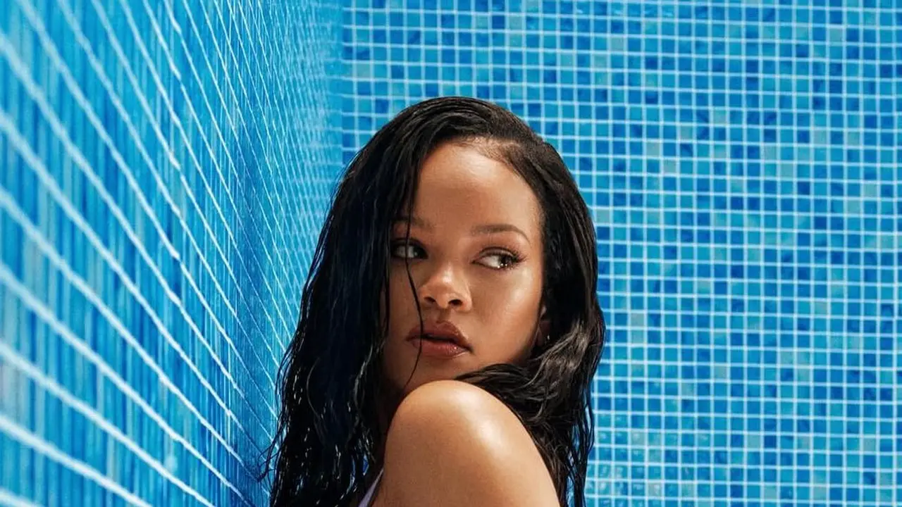 Rihanna Sembunyikan Perut Hamilnya Saat Pose untuk Kampanye Lingerie Terbaru Savage X Fenty