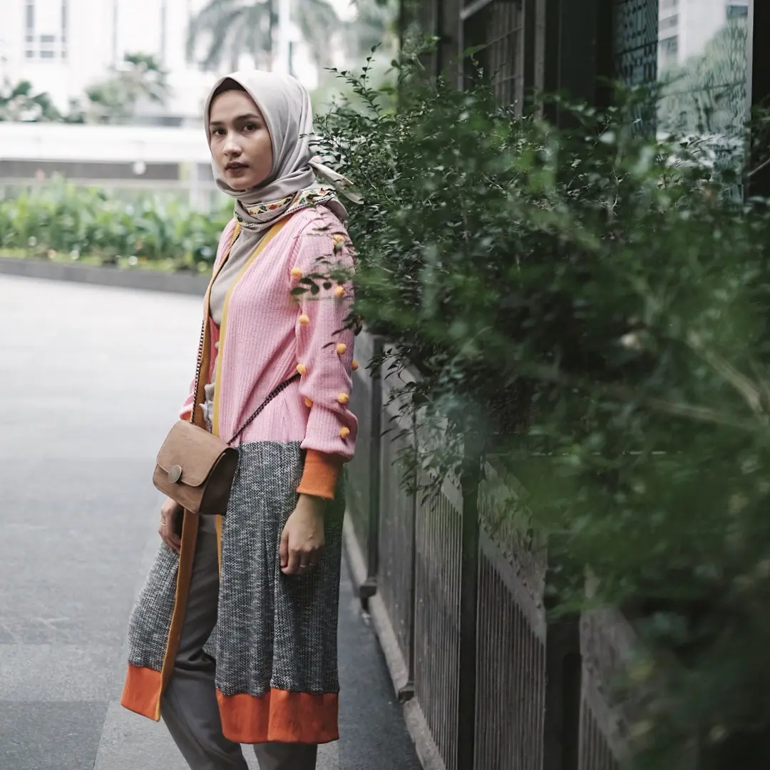 Padukan busana hijab dengan knit outer yang diberi detail pom-pom, penampilan makin kece. (sumber foto: @dwihandaanda/instagram)