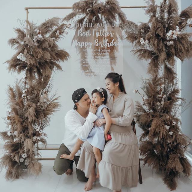 7 Potret Pesta Ulang Tahun Glenn Alinskie, Perut Chelsea Olivia Curi Perhatian