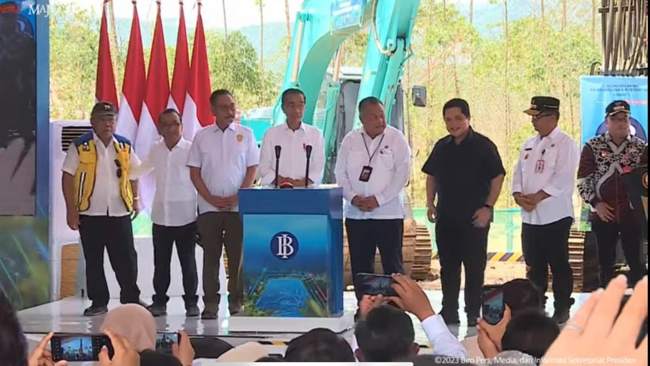 "Supaya kita tahu semuanya bahwa penduduk kita saat ini sudah 278 juta orang dan 56 persen itu hidup di Jawa. 56 persen dari 17 ribu pulau yang kita memiliki penduduknya ada di jawa 56 persen,"&nbsp;