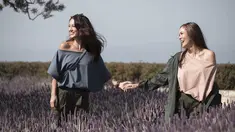 Kakak beradik yang berkarier di industri hiburan Tanah Air ini sering kali menjadi sorotan media. Pasalanya Cathy Sharon dan Julie Estelle ini memiliki pesona yang memukau. (Liputan6.com/IG/@cathysharon)