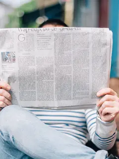 Ilustrasi membaca koran, berita. (Photo by Roman Kraft on Unsplash)
