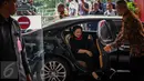 Ketum PDIP Megawati Soekarnoputri turun dari mobil setibanya di Gedung DPP PDIP, Jakarta, Rabu (21/9).  Megawati akan mendampingi pasangan Ahok-Djarot dalam mendaftarkan diri ke KPUD DKI Jakarta untuk pilkada DKI 2017. (Liputan6.com/Faizal Fanani)